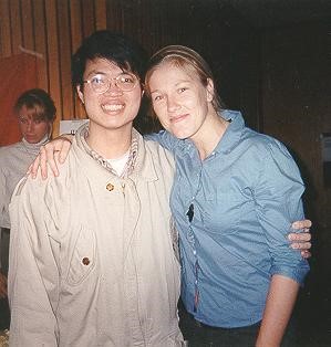 楊老師命理心理中心 - 楊老師(左)鐵口直斷，幫德國人（右）相命完後，雙方相談甚歡而合影。