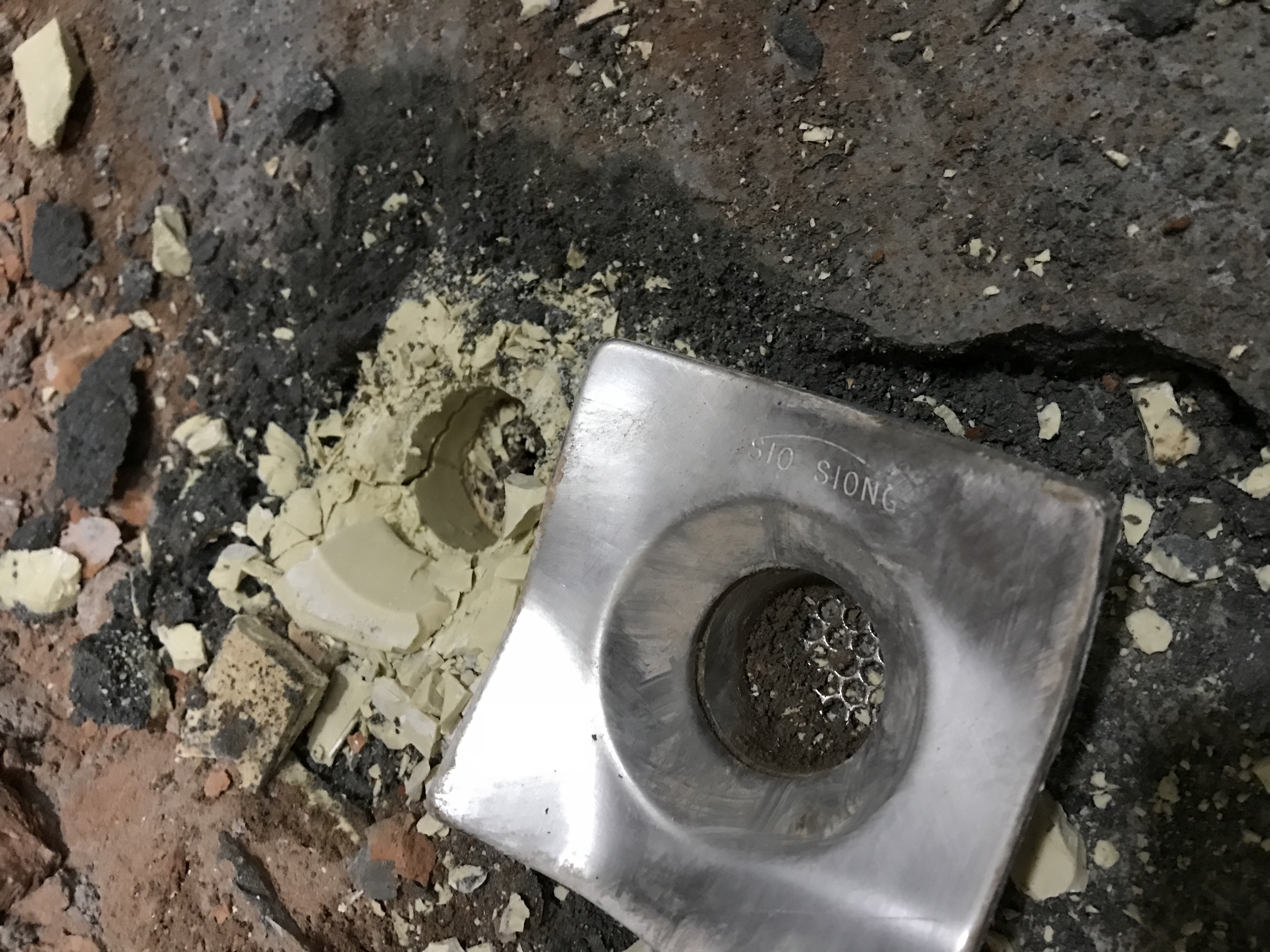 熊爸工程謝師傅 - 排水孔抓漏，拿起水孔發現根本沒妥善裝置在排水管上，導致地面跟基底中間吸滿水。