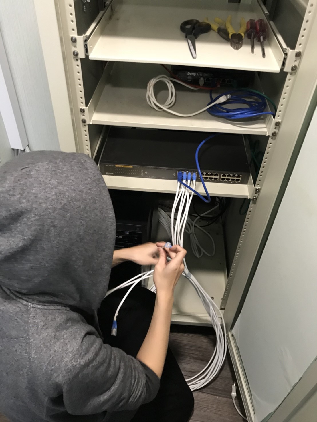 金球電腦系統有限公司 - 機房設備搬移，並重新整理線路及資訊安全設定、伺服器維護