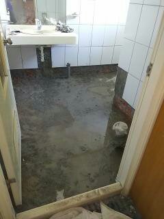000 - 浴室漏水打除一塊瓷磚高度