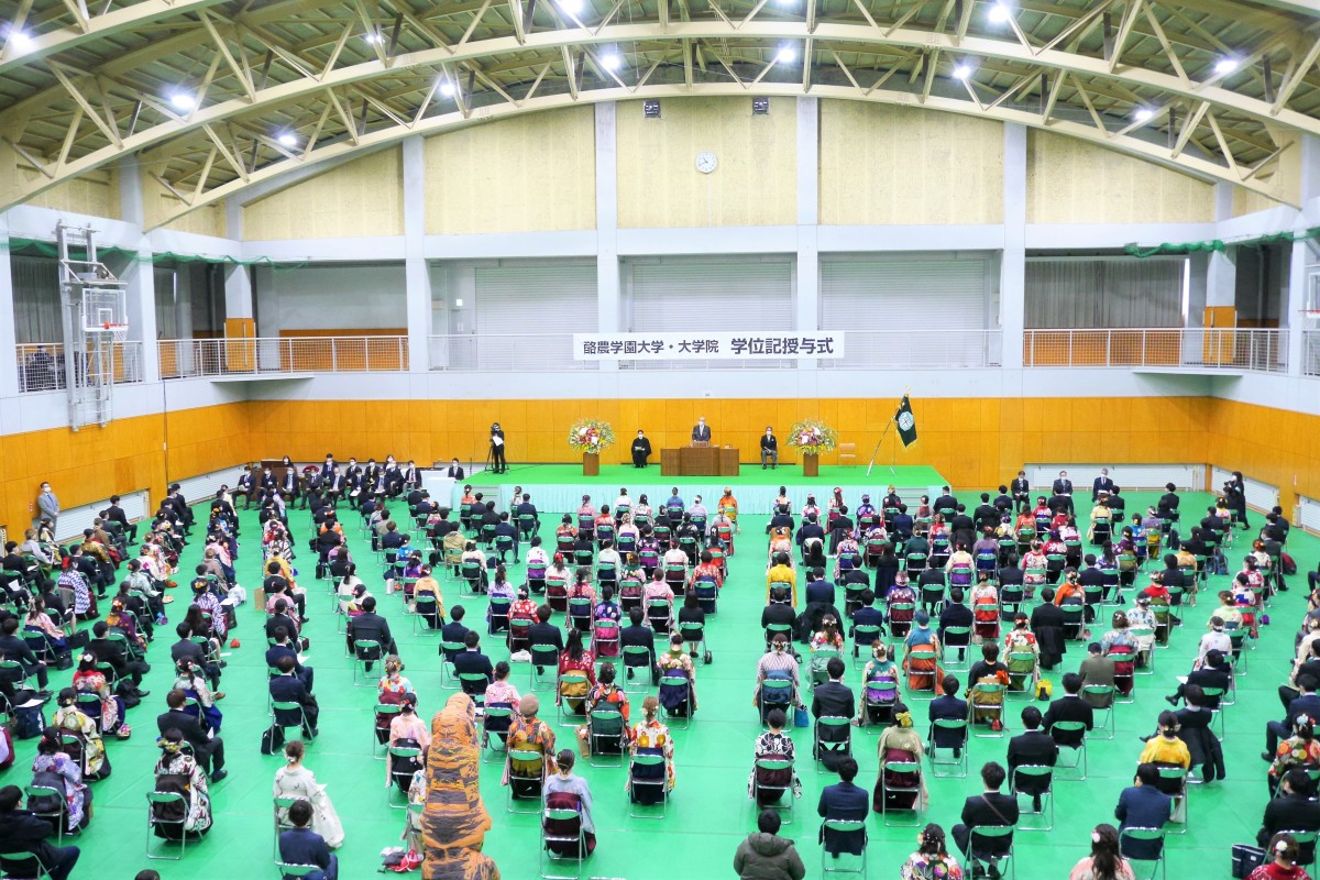 21年度学位記授与式を挙行 酪農学園大学 農食環境学群 獣医学群