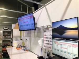 常にモニタに大きく表示して分かりやすくしています。