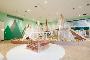 雨でもOK！木のおもちゃ・大型遊具で遊べる「京王あそびの森 ハグハグ」