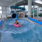 1年中2つのスライダーで遊べる！屋内温水プール施設「アクアブルー多摩」