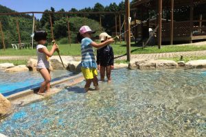 ピクニカ共和国(福岡)で自然満喫!動物とのふれあい、水遊び、BBQなど