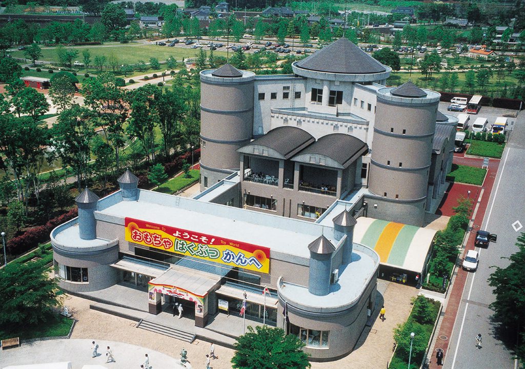 壬生町おもちゃ博物館は、大型遊具や遊べるおもちゃ、鉄道ジオラマの運転が人気