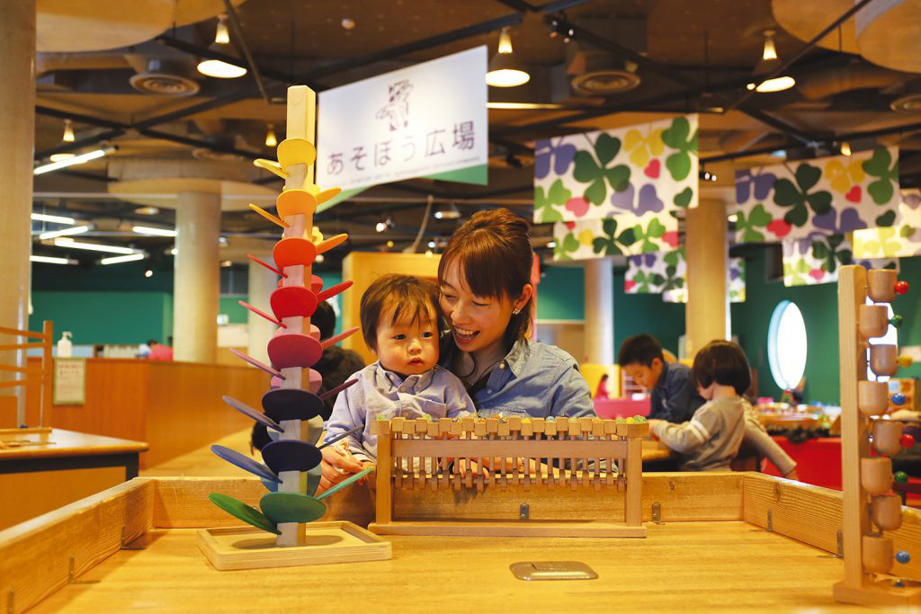 あそぼう広場で遊ぶ親子/童謡・唱歌とおもちゃのミュージアム わらべ館(鳥取県/鳥取市)