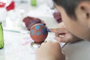 光るどろだんご作りなど、やきものの世界を体験！INAXライブミュージアム