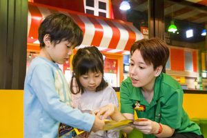 イベント「ハロウィンいたずらミニフィグ捜し」の様子／レゴランド®ディスカバリー・センター東京（東京都／港区）