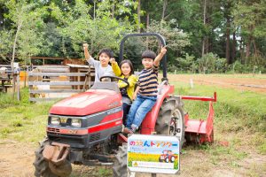 「ザファーム」の野菜収穫＆手ぶらバーベキューレポート！ 子ども大興奮の遊びも