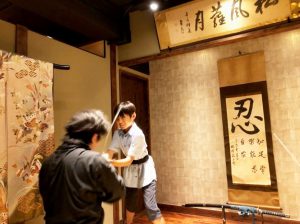 忍者と刀で勝負する様子／手裏剣道場 新宿 忍者からくり屋敷（東京都）