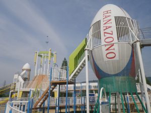 ラグビーボール型タワーが中心の大型遊具が楽しい「花園中央公園」(東大阪市)