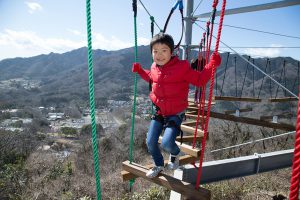 神奈川県のアスレチック17選！空中コースやジップライン、公園の無料大型遊具も