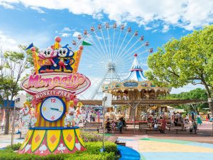 日本モンキーパークでアトラクションや芸術を家族で満喫！