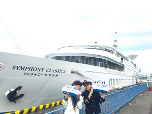 豪華客船シンフォニーの前で記念撮影／日の出桟橋（東京都/港区）