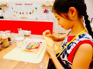 試食コーナーで試食を楽しむ子ども/マヨテラス（東京都/調布市）