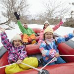 家族でスノーラフティング&バナナボート！キッズパークで雪遊びもできるスキー場など9選