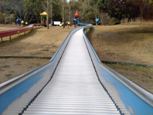 大型遊具がスゴイ公園!久峰総合公園(宮崎)のロングローラー滑り台&迷宮木製遊具