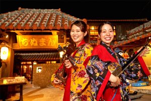 沖縄民謡・島唄三線ライブ毎晩開催!観覧無料! 家族におすすめ、琉球古民家風の居酒屋