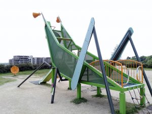 大型遊具がスゴイ公園！彩都西公園(大阪)を占領する巨大なバッタ滑り台