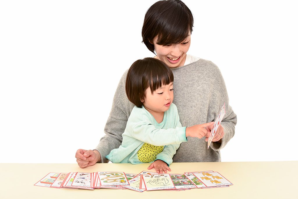 知育カードゲームで遊ぶ親子