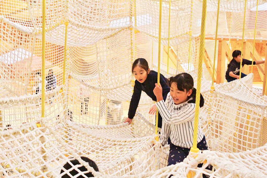 ネットジャングルで遊ぶ子ども/キッズドームソライ(山形県/鶴岡市)