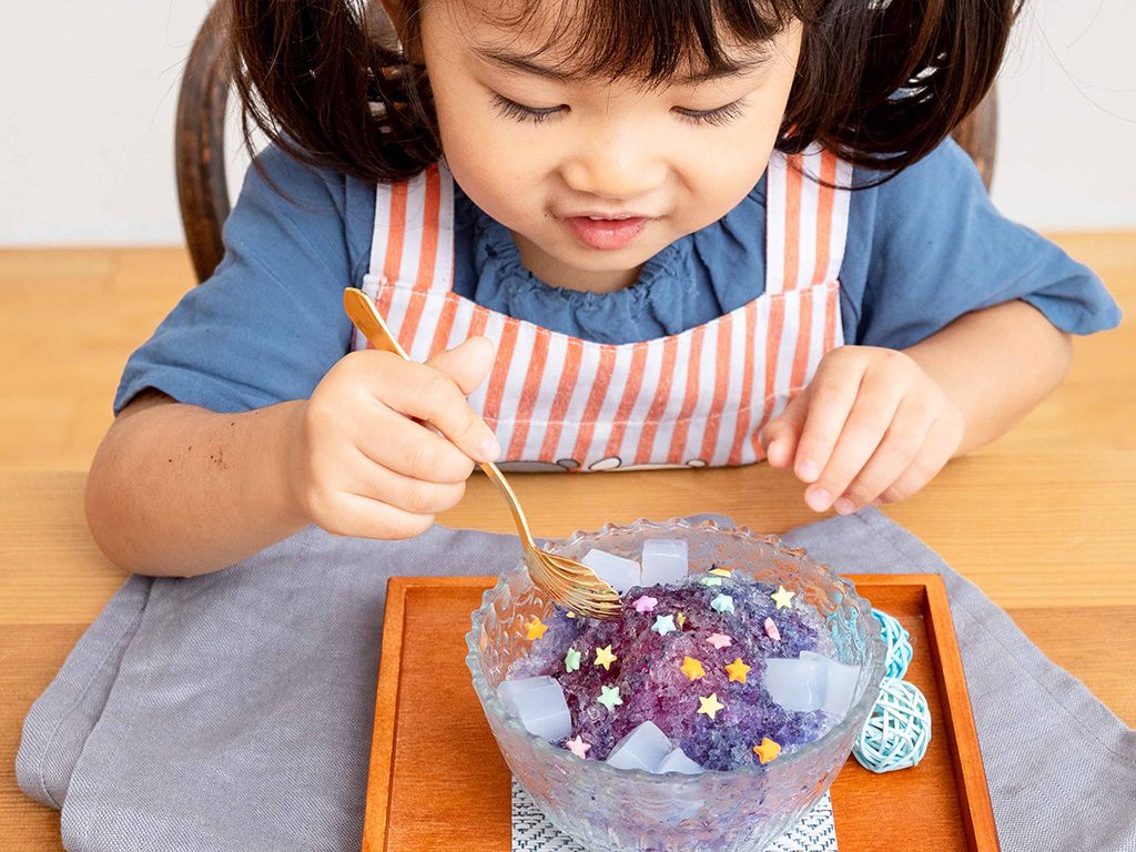 かき氷を作る子ども