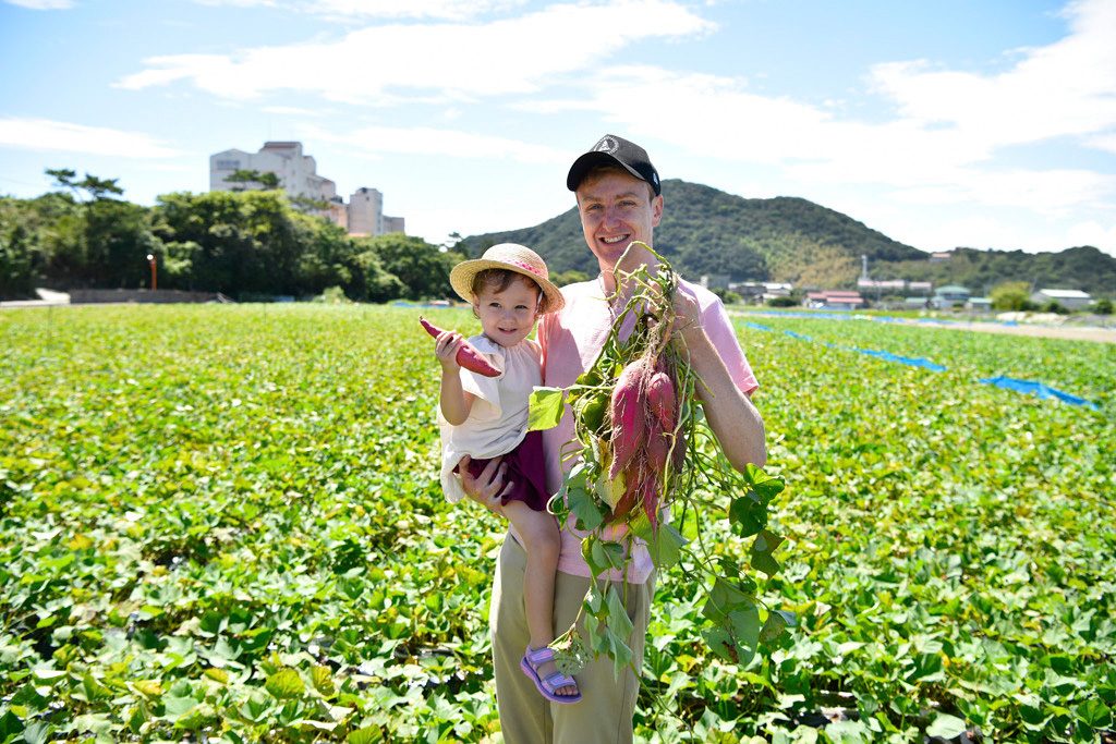芋掘りをする親子/アオアヲ ナルト リゾート（徳島県/鳴門市）