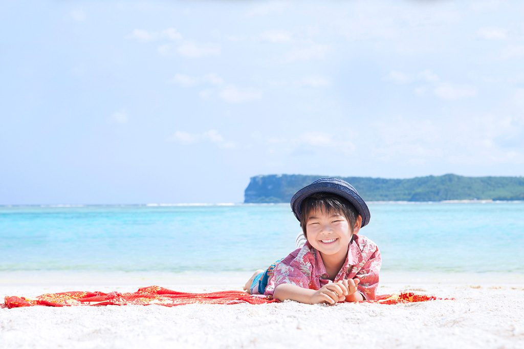 イメージ:ビーチで寝転ぶ子ども(グアム)
