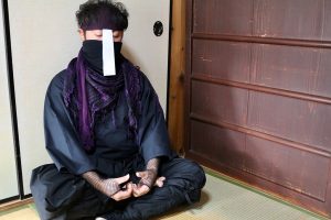 忍者になるには?おうちでできる忍者修行を専門家が伝授!シャツでつくる衣装や忍術、手裏剣の練習など