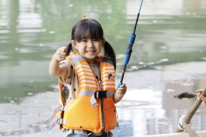 子どもの釣りデビューは何歳から?初心者親子が釣り堀で体験!道具、手順、コツも