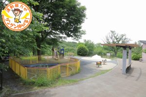 自然林に包まれた丘の上の遊具広場が人気の桜ヶ丘公園（多摩市）
