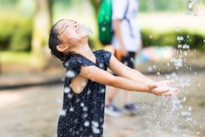 滋賀県の水遊びスポット8選!公園の小川やじゃぶじゃぶ池、琵琶湖の水泳場など