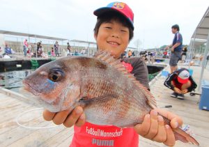 関西の子どもにおすすめ魚釣り体験スポット!手ぶらOKの海上釣り堀など