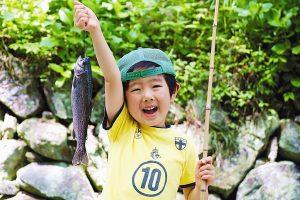 関東の子どもにおすすめ魚釣り体験スポット!手ぶらOKや雨OKの釣り堀も