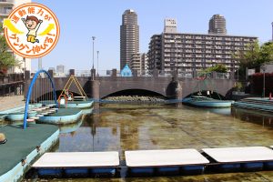 横十間川親水公園（江東区）で、スリリングな水上アスレチックに大興奮！