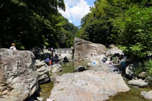 滝が涼しい!摂津峡公園の川遊びや遊具の場所は?お弁当やバーベキューはどこで?