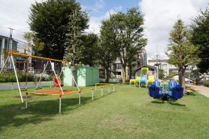 【2021年7月リニューアル】芝生が広がる恵比寿南二公園(渋谷区)の「インクルーシブ遊具」で遊ぼう!