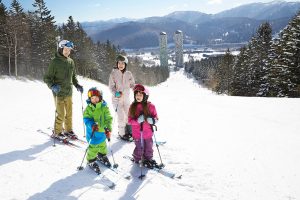 子どものスキーデビューを全力応援!「星野リゾート」で楽しむイマドキ雪遊び