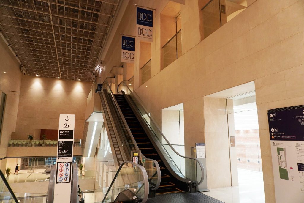 東京オペラシティのエスカレーター/NTTインターコミュニケーション・センター [ICC]（東京都/新宿区）