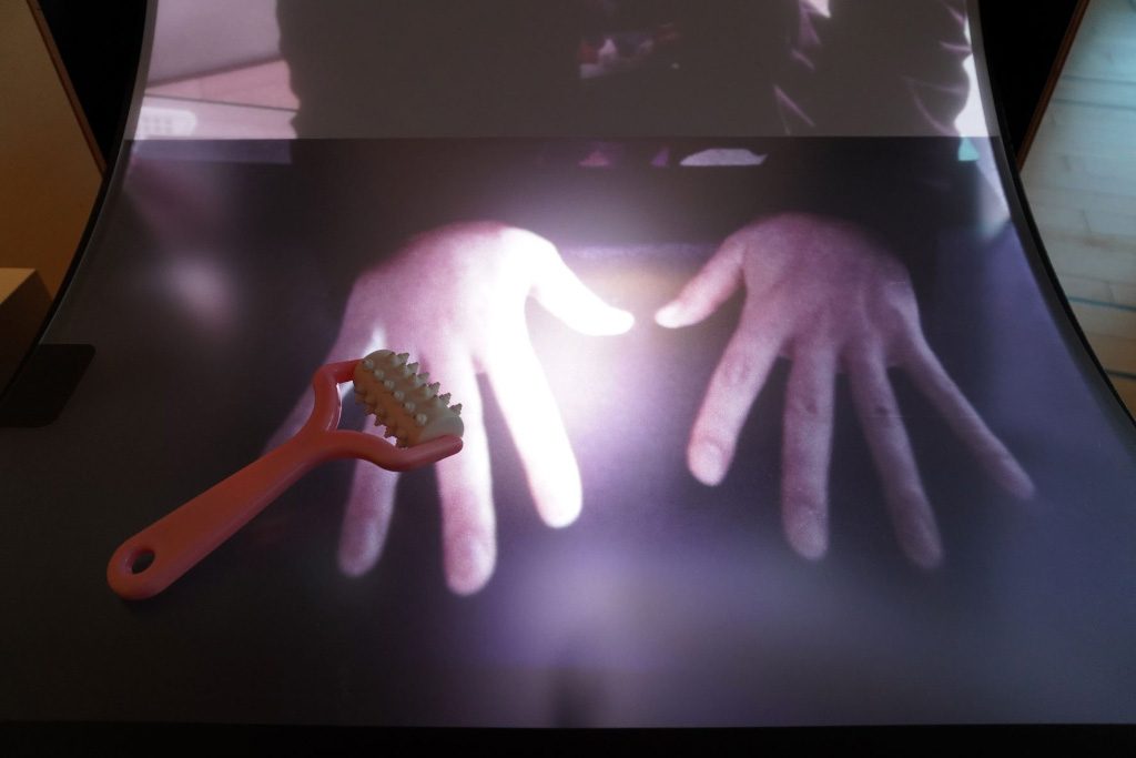 「公衆触覚伝話」の様子/NTTインターコミュニケーション・センター [ICC]（東京都/新宿区）