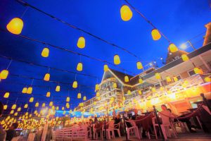 夏のハウステンボスで幻想的なランタンを楽しめるビール祭を開催!ヒマワリにあふれた園内やイルミネーションも