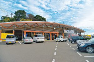 道の駅 黒之瀬戸だんだん市場は生け簀で泳ぐ鮮度抜群の魚介を販売!