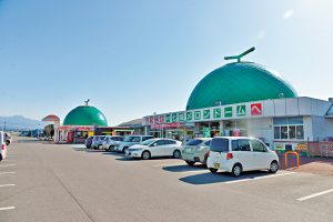 道の駅 七城メロンドームは、高糖度&品質保証付きのメロンの限定商品やスイーツが勢ぞろい!