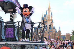 【2022】東京ディズニーリゾートのハロウィーン情報まとめ!スプーキー”Boo!”パレードやハロウィーン・グリーティングは子どもも楽しめるプログラム♪