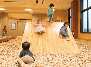 木の室内創造あそび場 感性の森(宮城県)で子どもの感性を育もう!