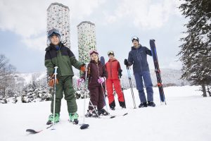 とにかく楽にスキーしたい! 星野リゾートの「雪らくステイパッケージ」でストレスフリーなファミリースキー旅