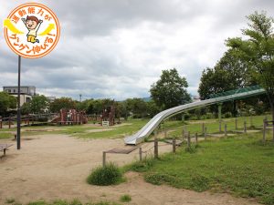 伊丹市の昆陽南公園では遊具や季節の花が楽しめる！夏には小川で水遊びも