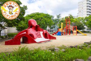 「タコ公園」の愛称で親しまれる片山公園（吹田市）は、複合遊具や広場など魅力がいっぱい！