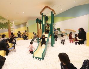 横浜の室内アスレチック・室内遊び場!大型遊具・ボールプール・赤ちゃん設備も